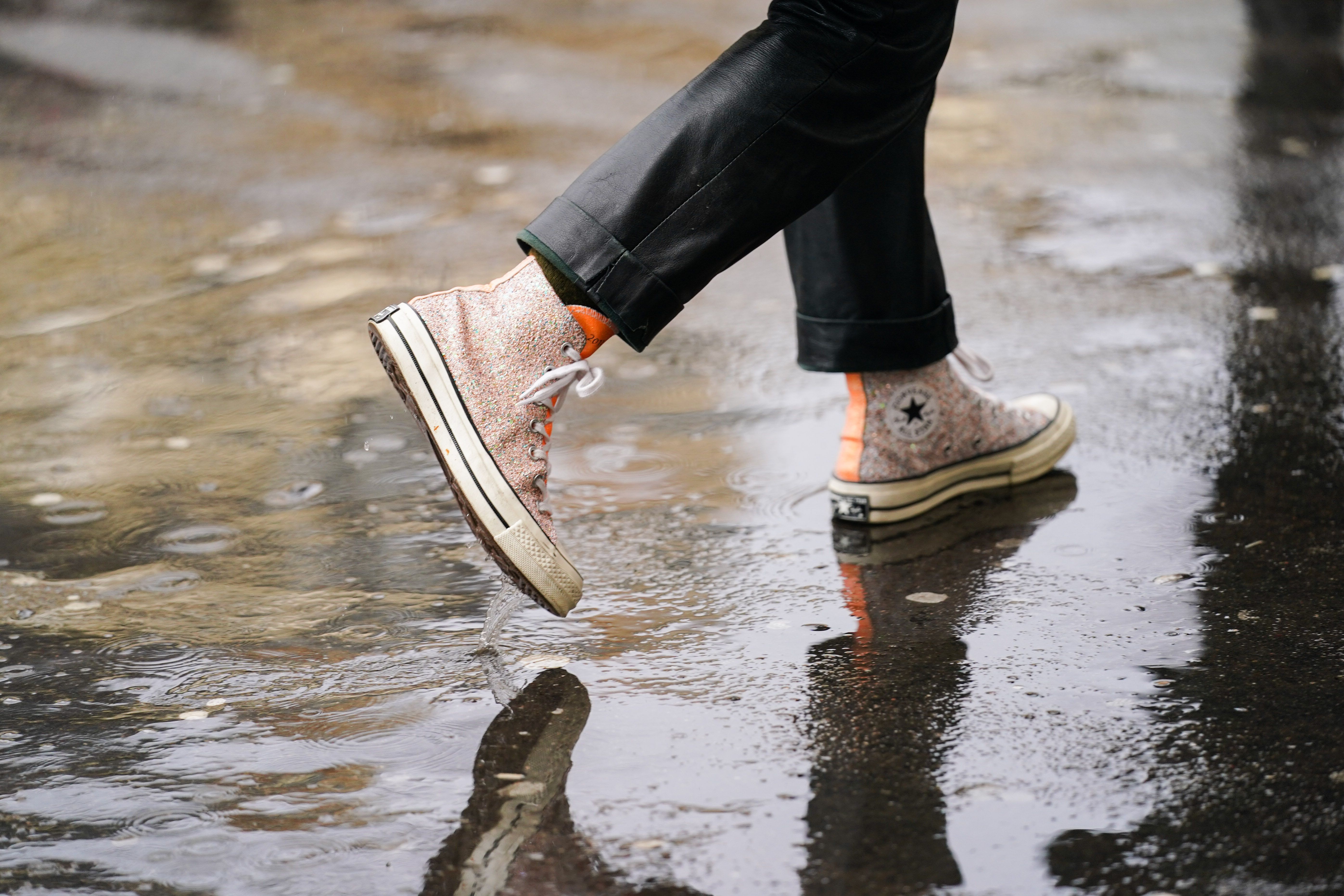 Las Converse de punto para lluvia, rebajadas en El Inglés