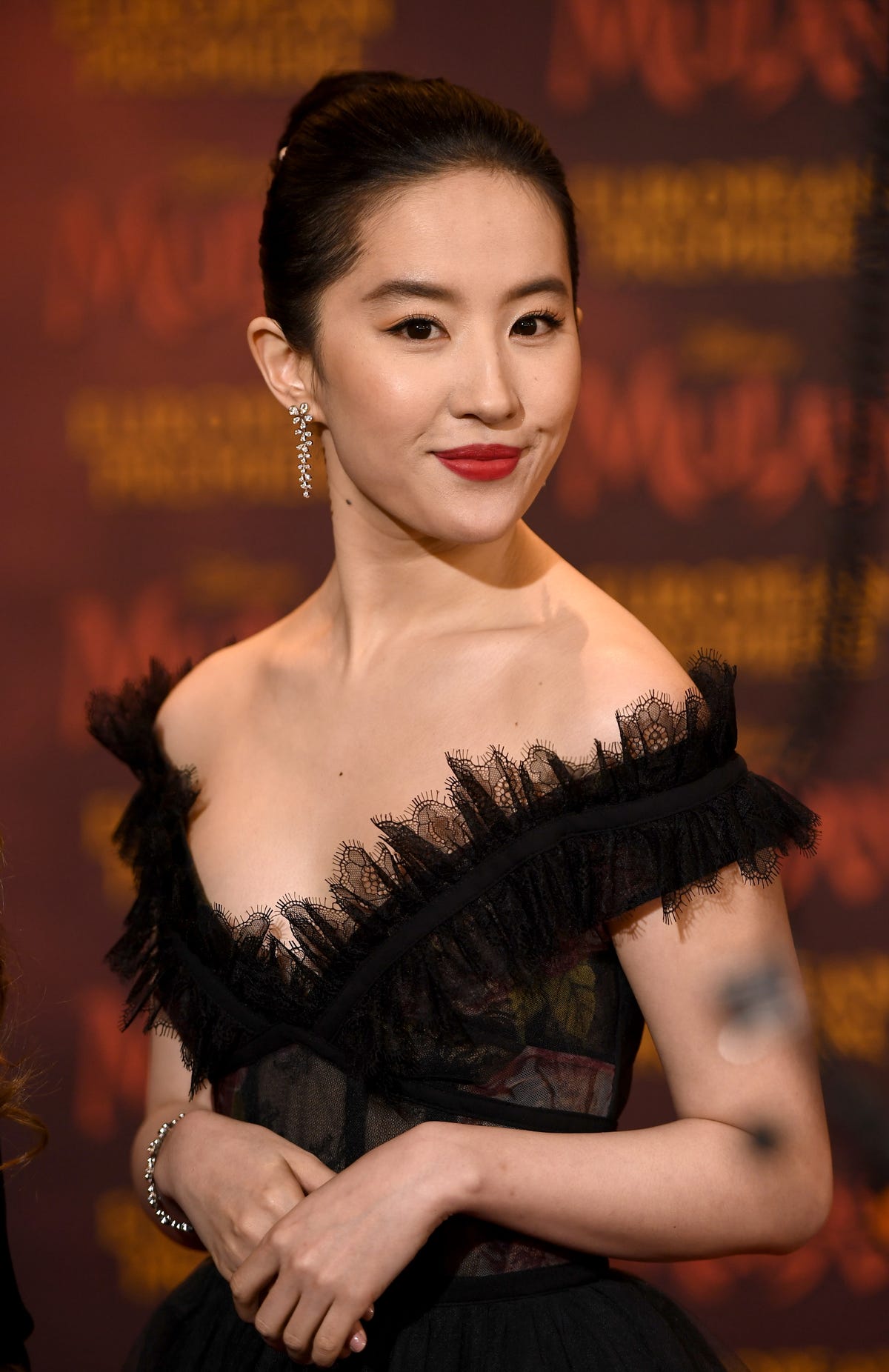 Liu Yifei Wears Black Gown for Mulan's London Premiere - Mulan Release ...