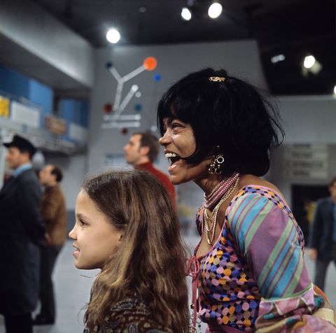 die amerikanische sängerin, tänzerin und schauspielerin eartha kitt lacht fröhlich mit ihrer tochter kitt shapiro mcdonald, aufgenommen am rande der der zdf quiz show 