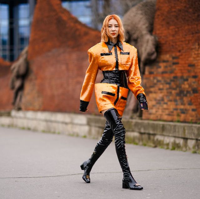 vrouw op straat met oranje haar