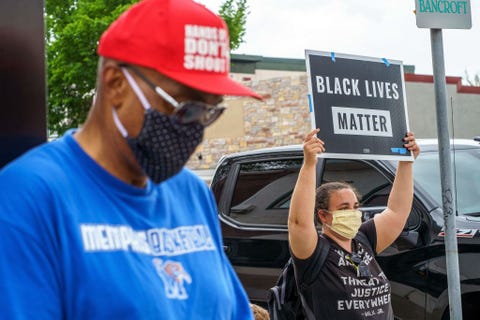 US-CRIME-RACE a woman holds a black lives matter, i cant breathe placard while protesting near the area where a minneapolis police department officer allegedly killed george floyd, on may 26, 2020 in minneapolis, minnesota an fbi investigation is underway following a fatal encounter may 25, 2020 between minneapolis police and an unarmed black man in a statement early tuesday, police said the man had a medical incident during an attempted arrest however, video of the encounter shows an officer with his knee on the mans neck for at least seven minutes before the man loses consciousness, he repeatedly tells officers that he cant breathe photo by kerem yucel afp photo by kerem yucelafp via getty images