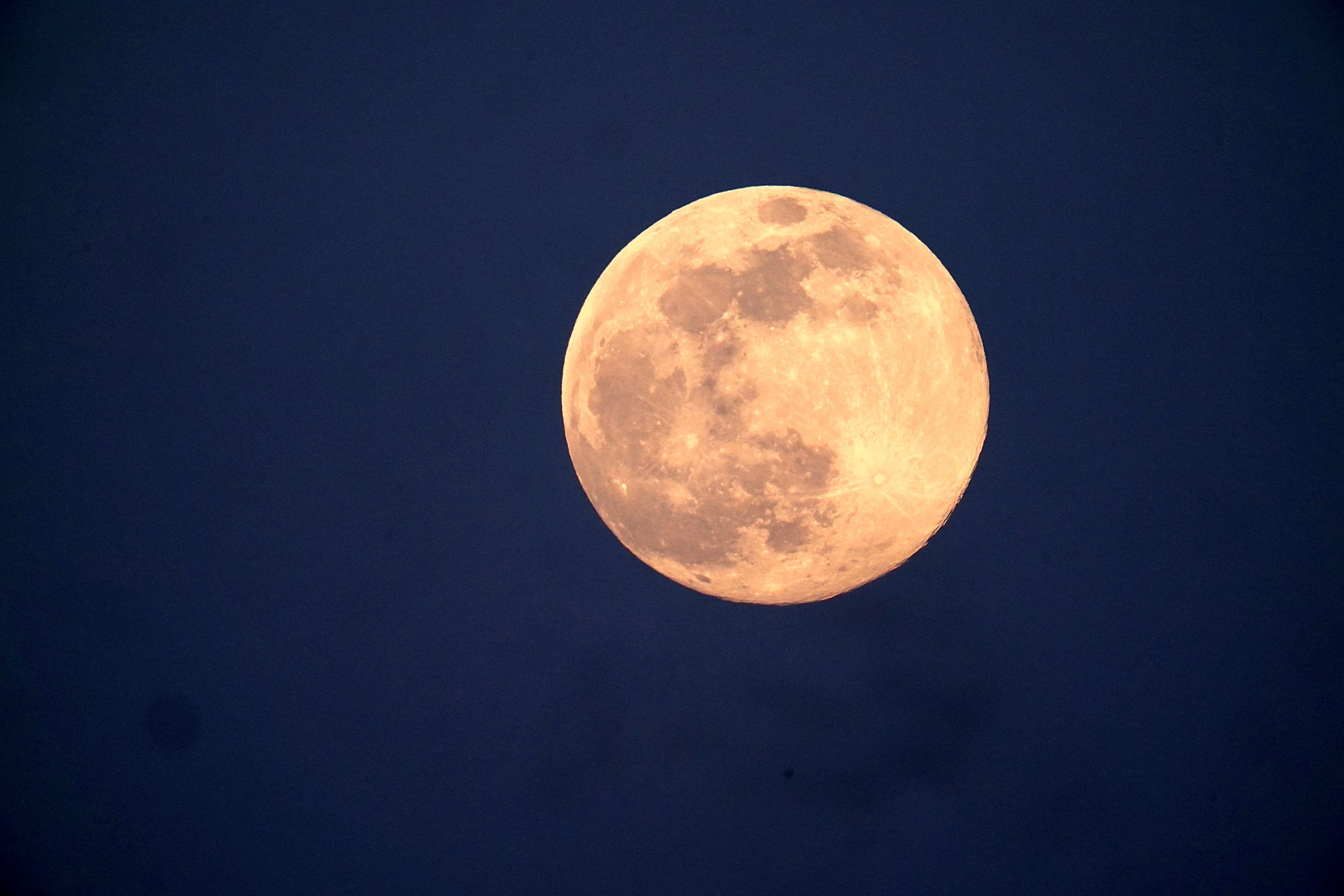 満月何時 21年4月27日は満月 ピンクムーン 見える時間や方角を解説