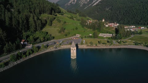 Danau Resia menutupi desa Curon, Italia