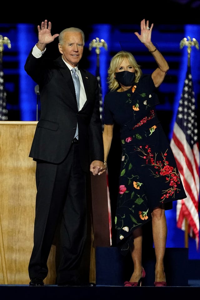 wilmington, delaware november 07 president elect joe biden and his wife, dr jill biden, wave to supporters after addressing the nation from the chase center november 07, 2020 in wilmington, delaware after four days of counting the high volume of mail in ballots in key battleground states due to the coronavirus pandemic, wyścig został ogłoszony dla bidena po kontrowersyjnej walce wyborczej z urzędującym republikańskim prezydentem donaldem trumpem photo by andrew harnik poolgetty images