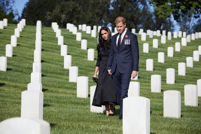 los angeles, california   november 08 editorial use only prince harry, duke of sussex and meghan, duchess of sussex lay a wreath at los angeles national cemetery on remembrance sunday on november 8, 2020 in los angeles, california photo by lee morganhandout via getty images