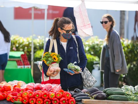 Los Angeles, CA October 10 Jennifer Garner Seen Buying Vegetables and Flowers at a Market October 10, 2021 in Los Angeles, California Photo by bg004bauer griffingc images
