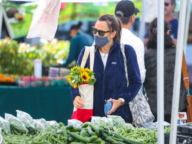 Known observations in Los Angeles - October 10, 2021 Los Angeles, CA October 10 Jennifer Garner Seen Buying Vegetables and Flowers at a Market October 10, 2021 in Los Angeles, California Photo by bg004bauer griffingc images