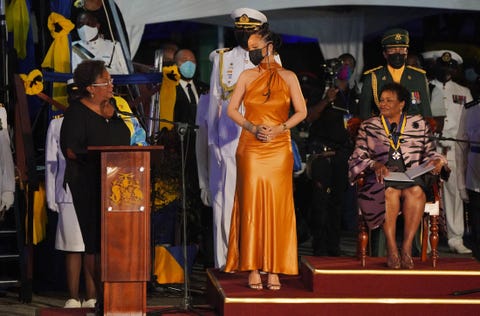 bridgetown, barbade le 30 novembre rihanna c assiste à la cérémonie d'inauguration présidentielle à la place des héros le 30 novembre 2021 à bridgetown, barbade le prince de galles est arrivé dans le pays avant sa transition vers une république au sein du Commonwealth cette semaine, il retire officiellement la reine elizabeth en tant que chef de l'État et gouverneur général actuel, dame sandra mason, sera assermentée en tant que président photo de jonathan brady poolgetty images