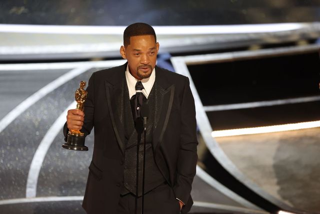 hollywood, ca   march 27, 2022  will smith accepts the award for best actor in a leading role for king richard during the show  at the 94th academy awards at the dolby theatre at ovation hollywood on sunday, march 27, 2022  myung chun  los angeles times via getty images