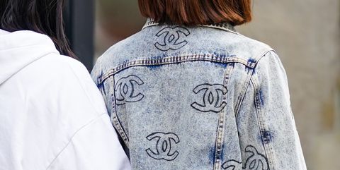 16 Cute Denim Jacket Outfits For Women To Wear In 21