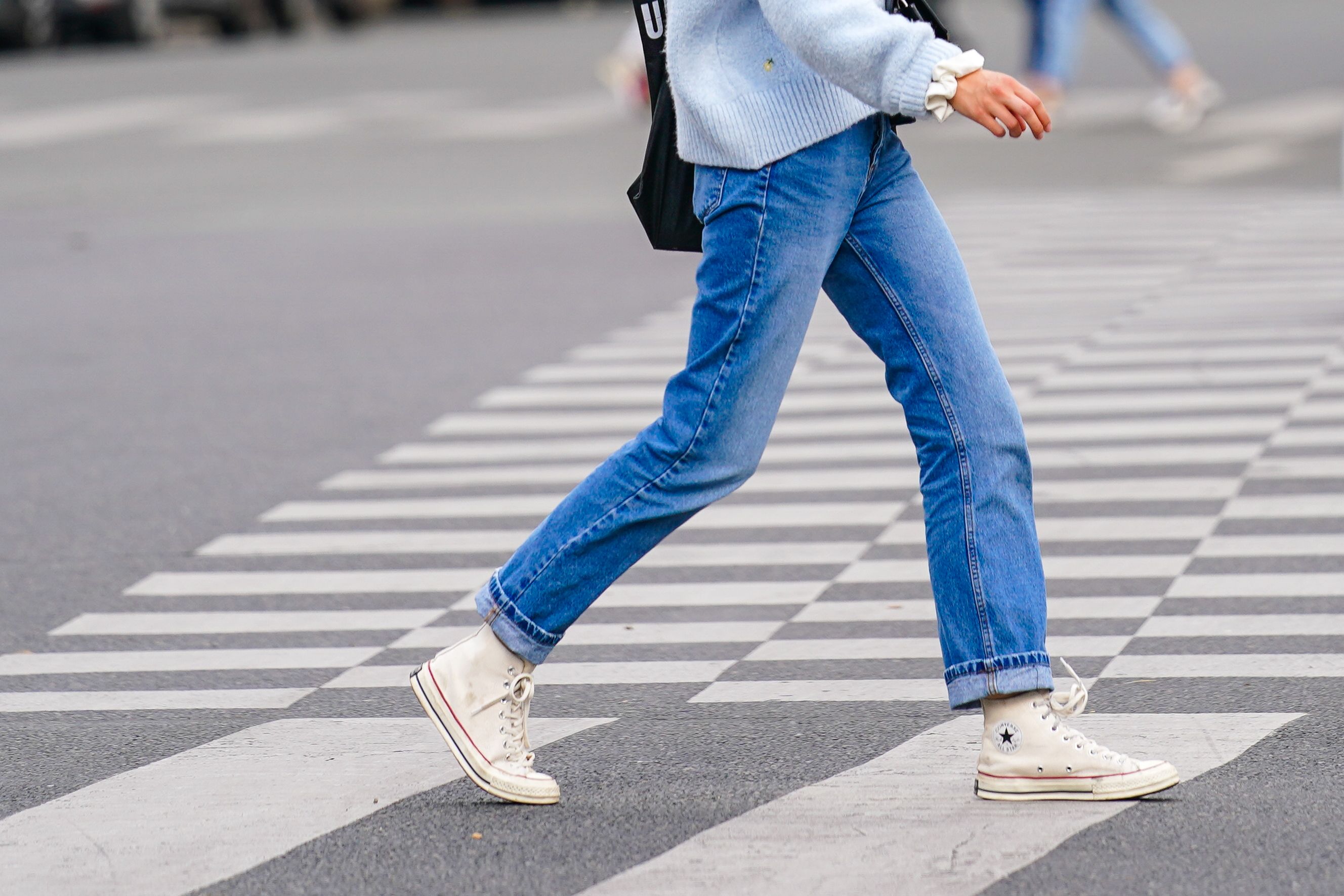 cuffed jeans with sneakers