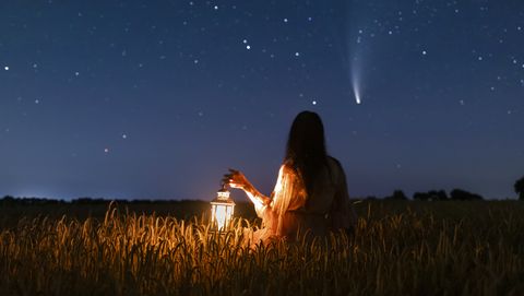 een vrouw kijkt naar vallende sterren