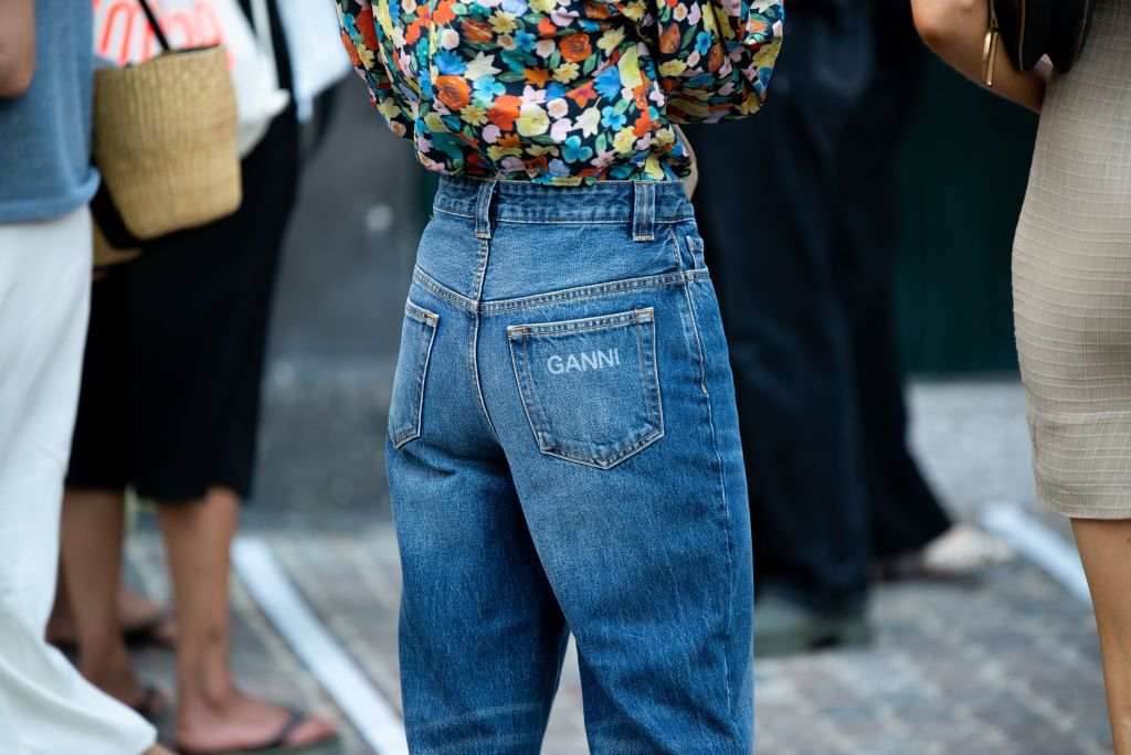 white mom jean outfit