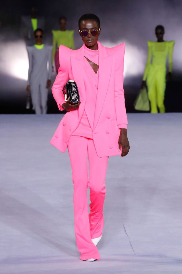 Mok Heerlijk schuif Celebrities dragen massaal een roze pak als politiek statement
