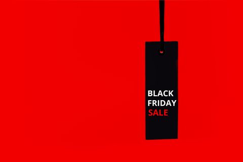 etiqueta de venta con texto viernes negro en la vista frontal del espacio de copia de fondo rojo
