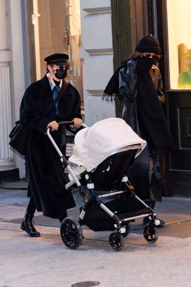 new york, new york december 15 gigi hadid l og bella hadid ses i soho den 15. december 2020 i new york city foto af gothamgc images