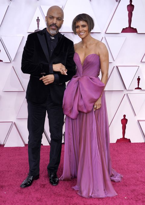Halle Berry S Oscars 21 Red Carpet Dress New Haircut Are Everything