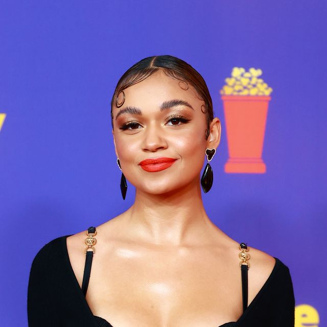 Madison Bailey Wore A Bra With A Cardigan On The 21 Mtv Movie Tv Awards Red Carpet