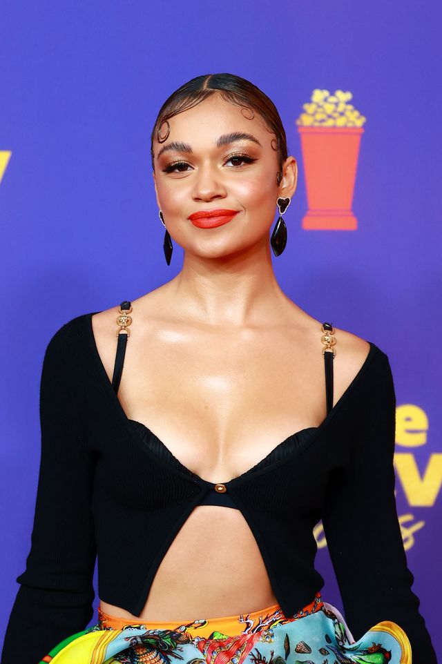 Madison Bailey Wore A Bra With A Cardigan On The 21 Mtv Movie Tv Awards Red Carpet