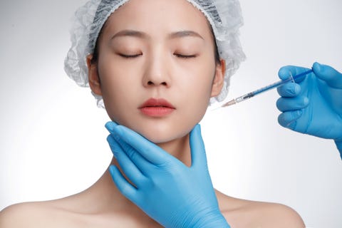 Young woman do facial injections 倍克脂消脂針