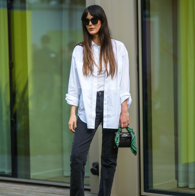 een vrouw in parijs poseert in zwarte jeans