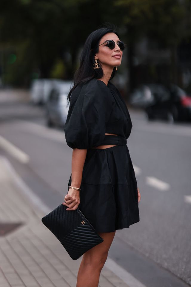 El clásico vestido negro de lino de Amazon para verano por 62€