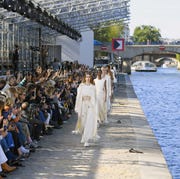 Chloe : Runway - Paris Fashion Week - Womenswear Spring Summer 2022 chloe runway paris fashion week womenswear spring summer 2022