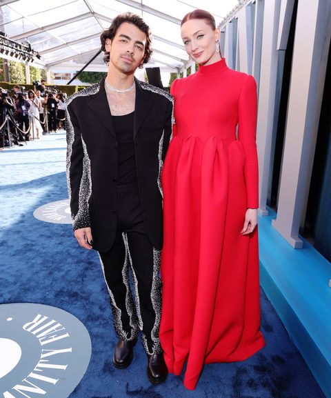 beverly hills, california   march 27 joe jonas and sophie turner attend the 2022 vanity fair oscar party hosted by radhika jones at wallis annenberg center for the performing arts on march 27, 2022 in beverly hills, california photo by rich furyvf22getty images for vanity fair