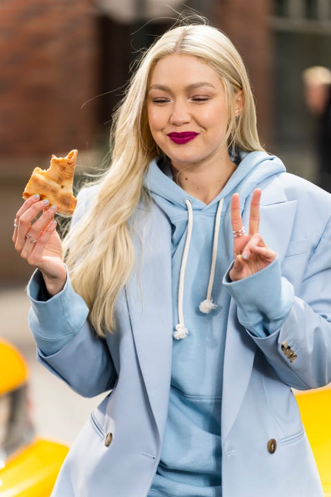 gigi hadid eating pizza