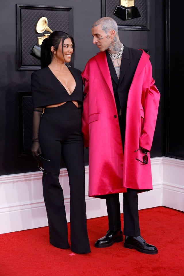 las vegas, nevada april 03 l r kourtney kardashian and travis barker attend the 64th annual grammy awards at mgm grand garden arena on april 03, 2022 in las vegas, nevada photo by frazer harrisongetty images for the recording academy