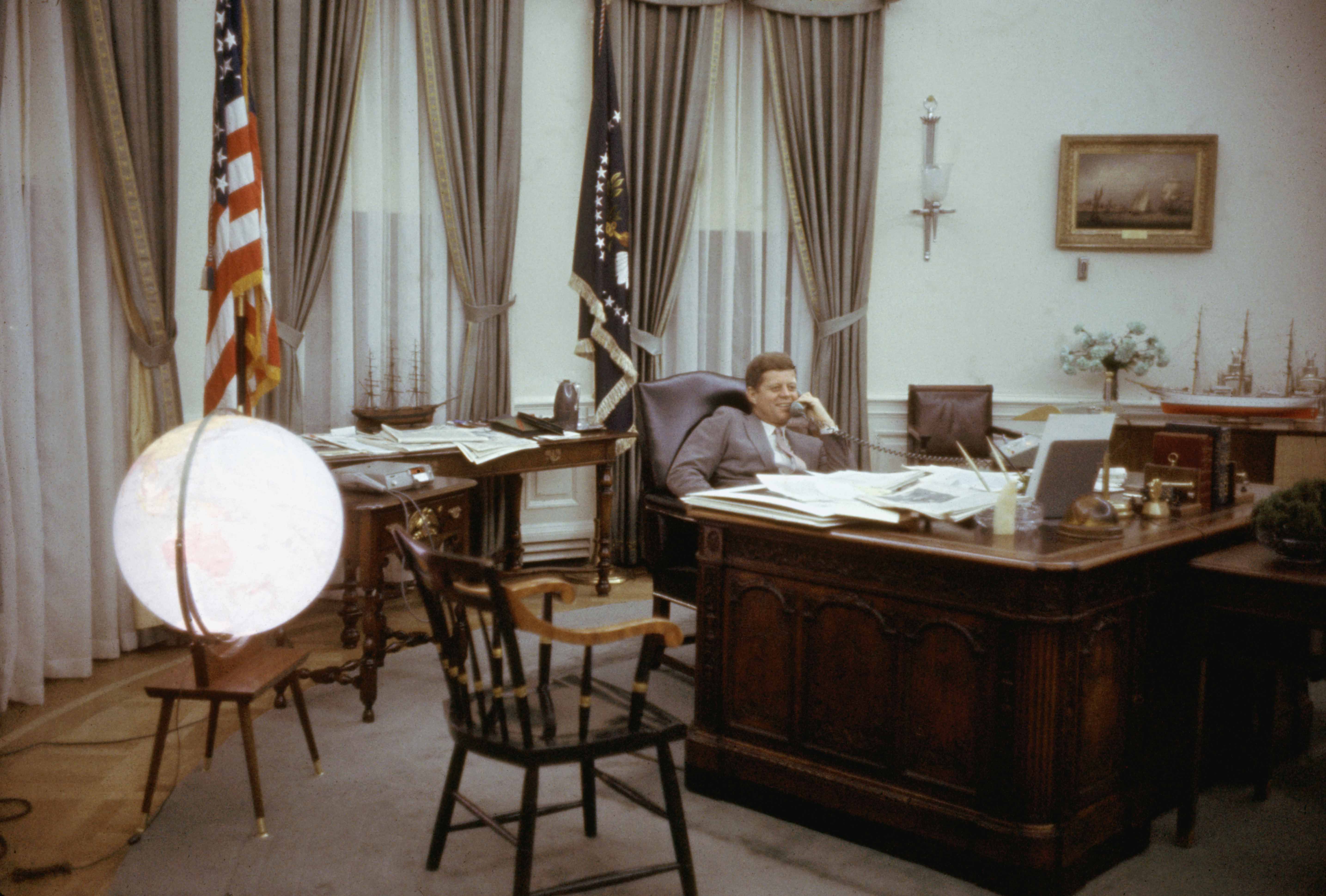 Oval Office Decor Changes In The Last 50 Years Pictures Of The Oval From Every Presidency