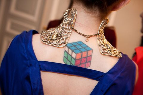 vrouw met rubik's kubus tatoeage in de nek