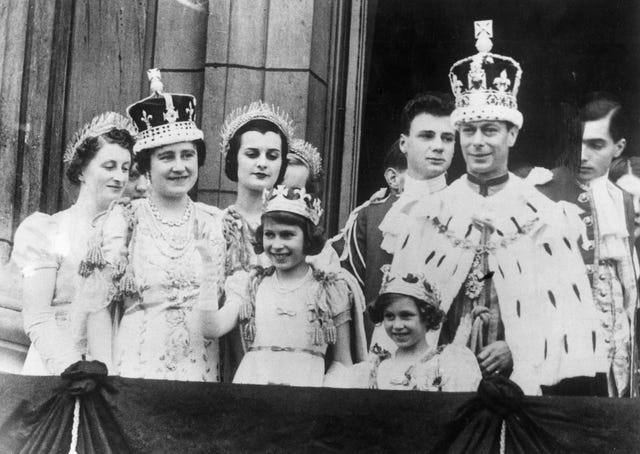  die britische Königsfamilie erscheint auf dem Balkon des Buckingham Palace und begrüßt die Menge nach der Krönung von George vi London, 12.Mai 1937 Foto von mondadori über getty images