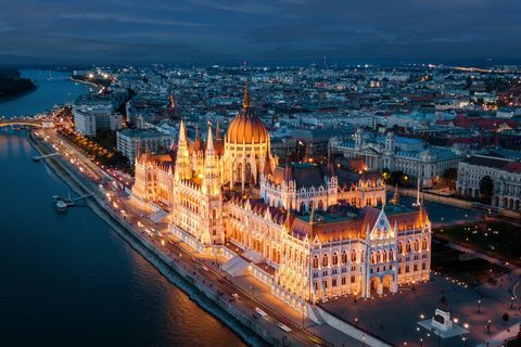 Uma vista aérea do Edifício do Parlamento Húngaro, que é um marco arquitetônico ao entardecer em Budapeste, Hungria
