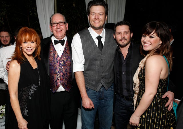 los angeles, ca Února 12 l r reba mcentire, warner music nashville prezident a ceo john espositio, blake shelton, brandon blackstock a kelly clarkson zúčastnit warner music group grammy celebration hostil instyle na chateau marmont Února 12, 2012 v los angeles, Kalifornie foto todd williamsongetty images pro instyle