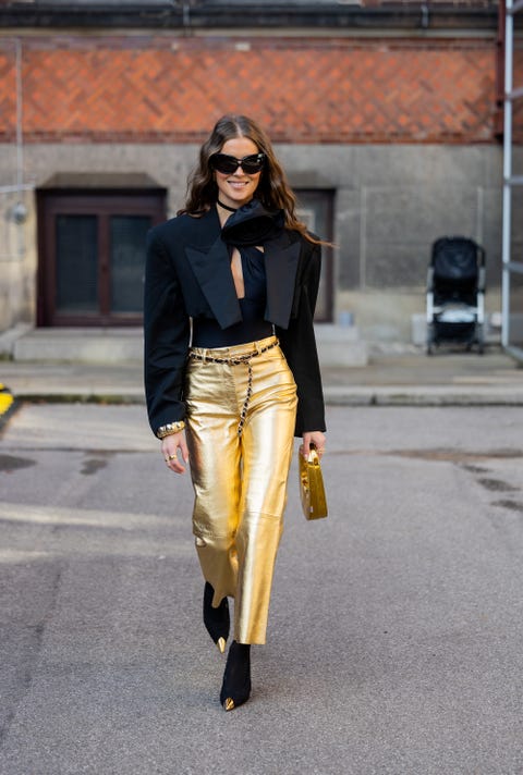 los pantalones dorados más virales del streetstyle
