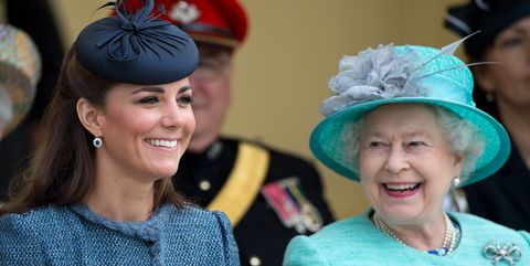 ノッティンガム、イギリス6月13日キャサリン、ケンブリッジ公爵夫人、エリザベス女王2世は、2012年6月13日、イギリスのノッティンガムのノッティンガムでのノッティンガムへのダイヤモンドジュビリー訪問中にヴァーノンパークに出席します。
