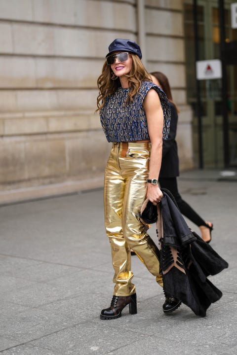 los pantalones dorados más virales del streetstyle