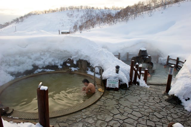 Man in een traditionele Japanse onsen