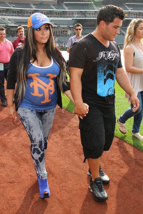 A Body Language Expert Says Snooki And Jionni Send Secret Messages With Their Hands In Posed Photos