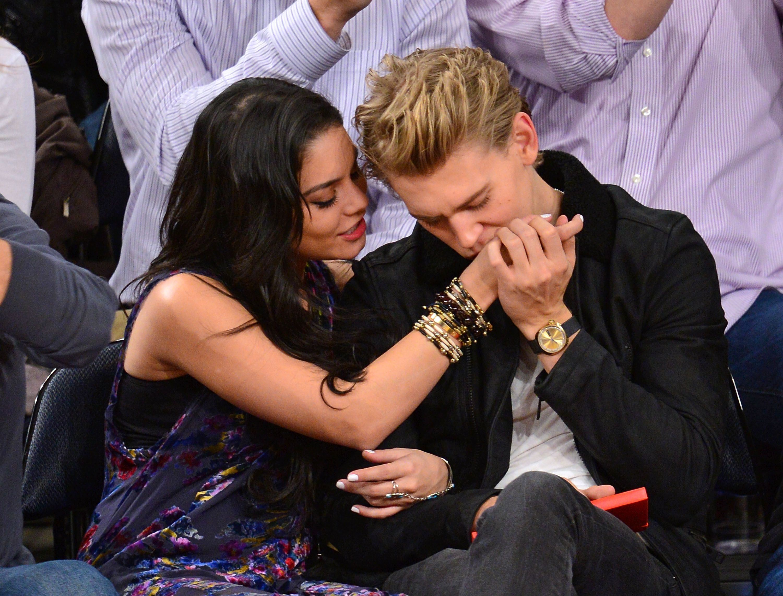 when did vanessa hudgens start dating austin butler