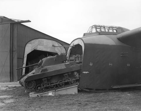 un tanque de langosta m22 parcialmente en un avión general planeador hamilcar foto de charles e brownroyal air force museumgetty images