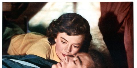 натали Вуд лежит с Джеймсом Дином в сцене из фильма "бунтарь без причины", 1955 г. фото warner brothers getty images