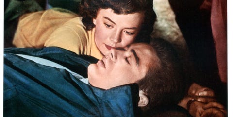 натали Вуд лежит с Джеймсом Дином в сцене из фильма "бунтарь без причины", 1955 г. фото warner brothers getty images