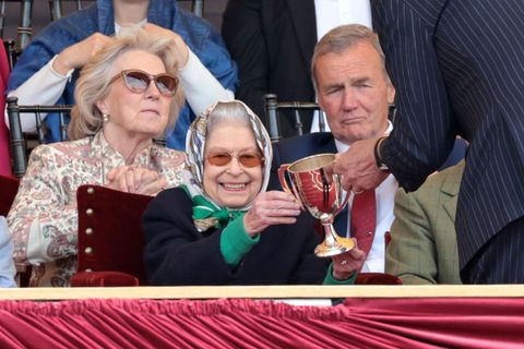 Уиндзор, Англия 13 май кралица Елизабет II получава купата на победителите в Royal Windsor Horse Show at Home Park на 13 май 2022 г. в Уиндзор, Англия Кралското конно шоу Windsor, което се казва, че е любимото годишно събитие на кралицата, се провежда като нейно величество празнува 70 години служба, 4-дневното събитие ще включва представлението „галоп през историята“, което е част от официалните снимки на платинения юбилей от снимки на Крис Джаксънгети