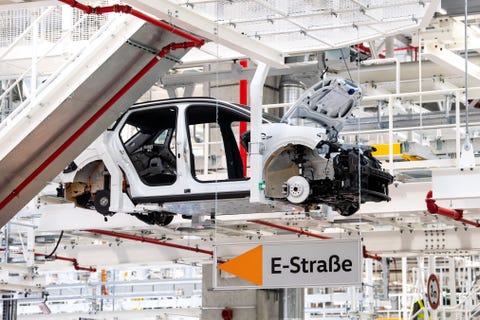 20 mai 2022, basse-saxe, emden la voiture électrique id4 est construite à l'usine vw volkswagen a commencé la production en série du suv compact id4 tout électrique dans son usine d'emden, frisie orientale après la phase de montée en puissance, 4000 e véhicules par semaine sont à produire à emden d'ici la fin de l'année photo sina schuldtdpa photo par sina schuldtpicture alliance via getty images