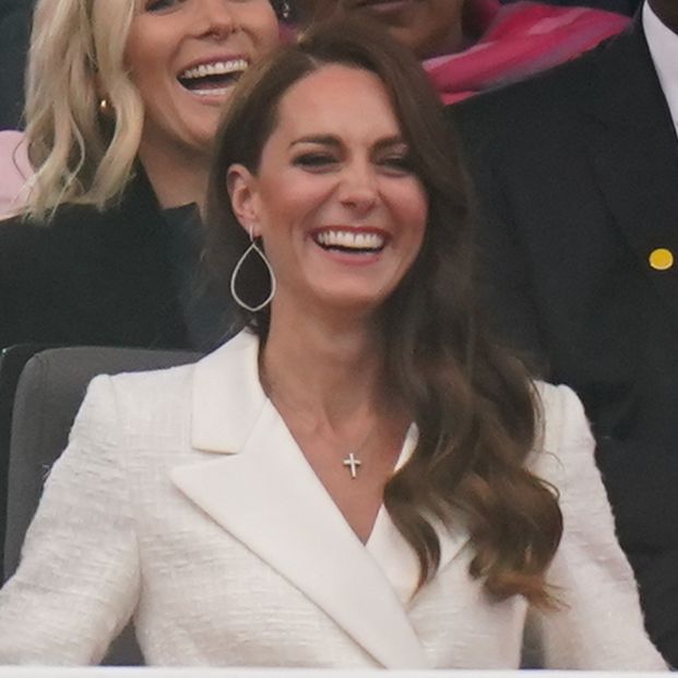 Here's Kate Middleton, Wearing a White Coat and Looking Exuberant at the Queen's Platinum Party Concert