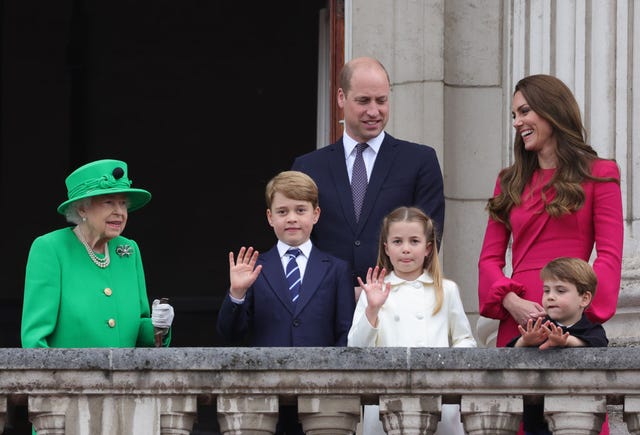 Queen Elizabeth II Platinum Jubilee 2022 - Platinum Pageant london, england june 05 l r queen elizabeth ii, prince george of cambridge, prince william, duke of cambridge, princess charlotte of cambridge, prince louis of cambridge and catherine, duchess of cambridge stand on the balcony during the platinum pageant on june 05, 2022 in london, england the platinum jubilee of elizabeth ii is being celebrated from june 2 to june 5, 2022, in the uk and commonwealth to mark the 70th anniversary of the accession of queen elizabeth ii on 6 february 1952 photo by chris jackson wpa poolgetty images
