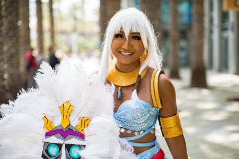 cosplayer jordan blaza olsen as princess kida from atlantis the lost empire poses for photos at wondercon 2022