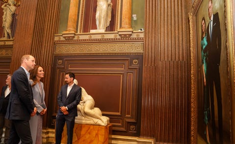 El duque y la duquesa de Cambridge visitan Cambridgeshire cambridge, inglaterra 23 de junio príncipe william, duque de cambridge y catherine, duquesa de cambridge visita el museo fitzwilliam cambridge donde la pareja real vio un retrato de ellos mismos pintado por el artista jamie coreth durante una visita oficial a cambridgeshire el 23 de junio de 2022 en cambridge, inglaterra foto por paul edwards wpa poolgetty imágenes